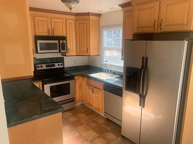 Building Photo - Colonial Style Home on Park-Like Grounds