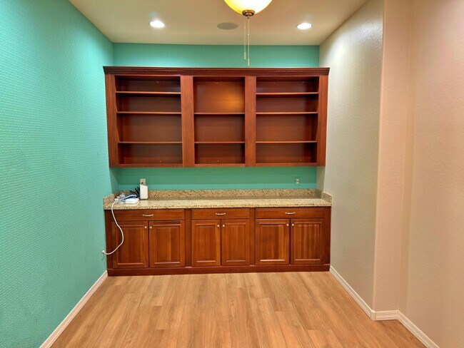 Building Photo - 737 E Charlevoix Ave