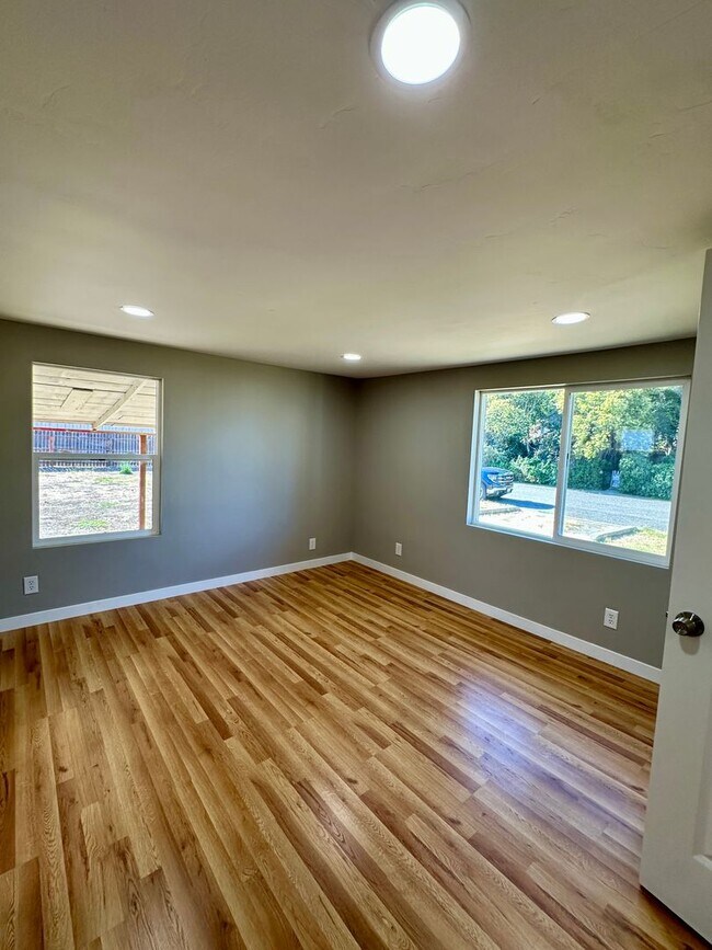 Building Photo - Beautiful 3 bedroom 3 bath Two Story House