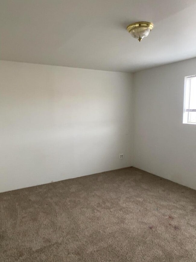 Building Photo - 2205 Oak Ave