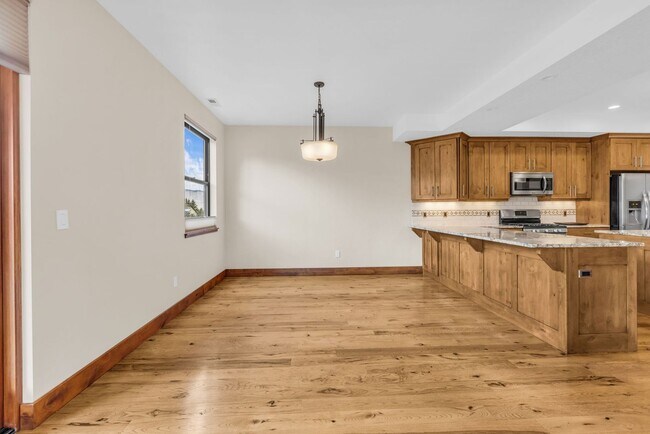 Building Photo - Stunning Mountain Retreat