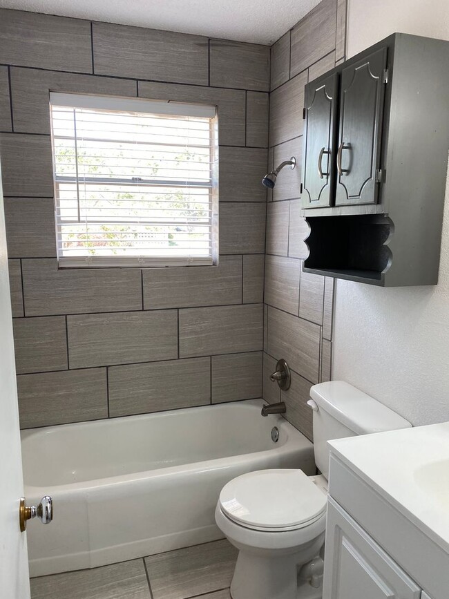 Building Photo - Great Home with lots of updates