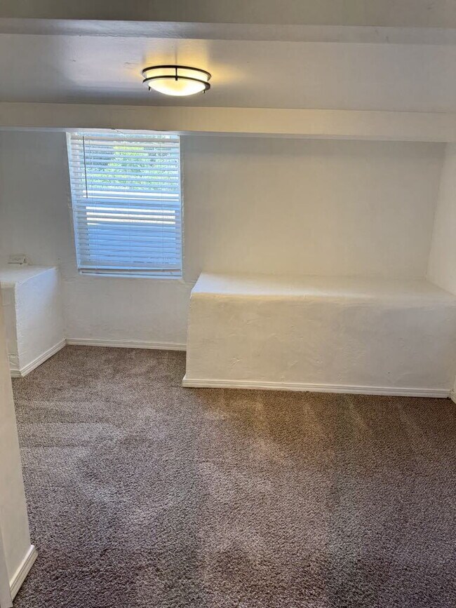 Building Photo - "Charming 2-Bed Apartment with ALL UTILITI...