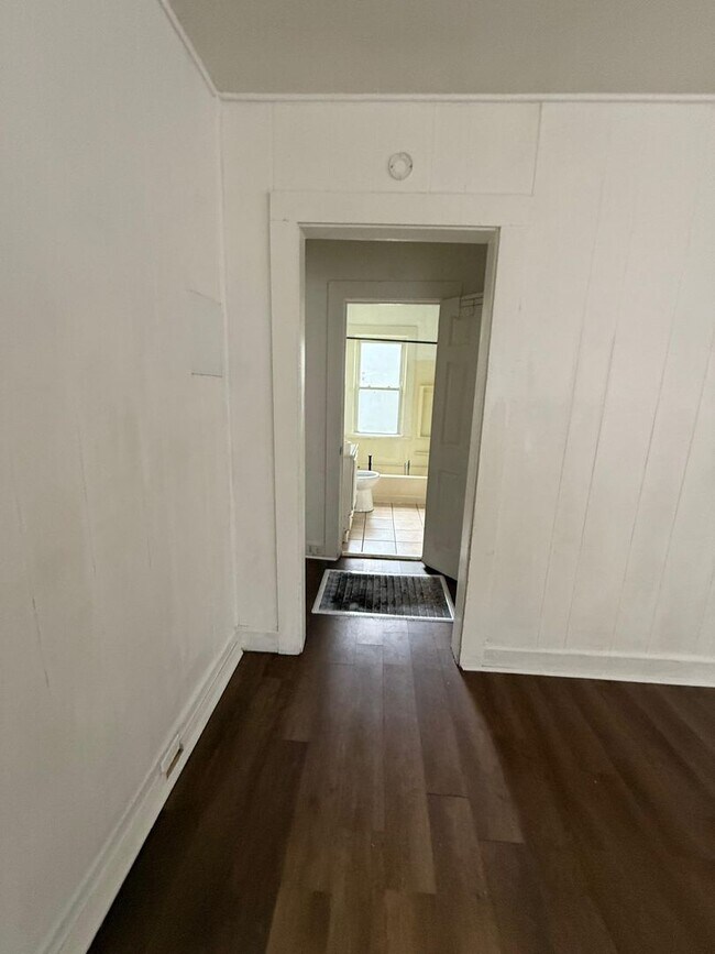 Building Photo - AVAILABLE NOW!