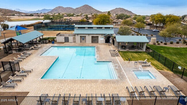 Building Photo - 906 E Pasture Canyon Dr