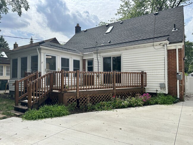 Building Photo - Charming Royal Oak 3-Bed with Sunroom, Dec...