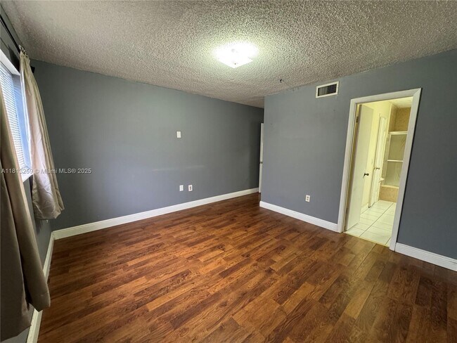 Building Photo - 2610 W 76th St