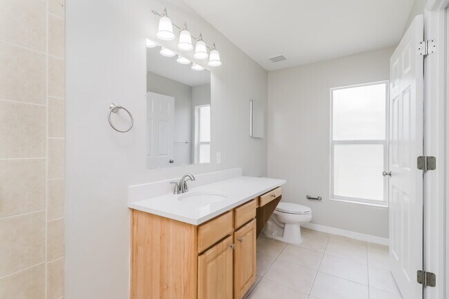 Building Photo - 3238 Riverdale Dr