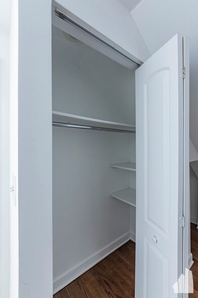 Building Photo - 1426 N Greenview Ave