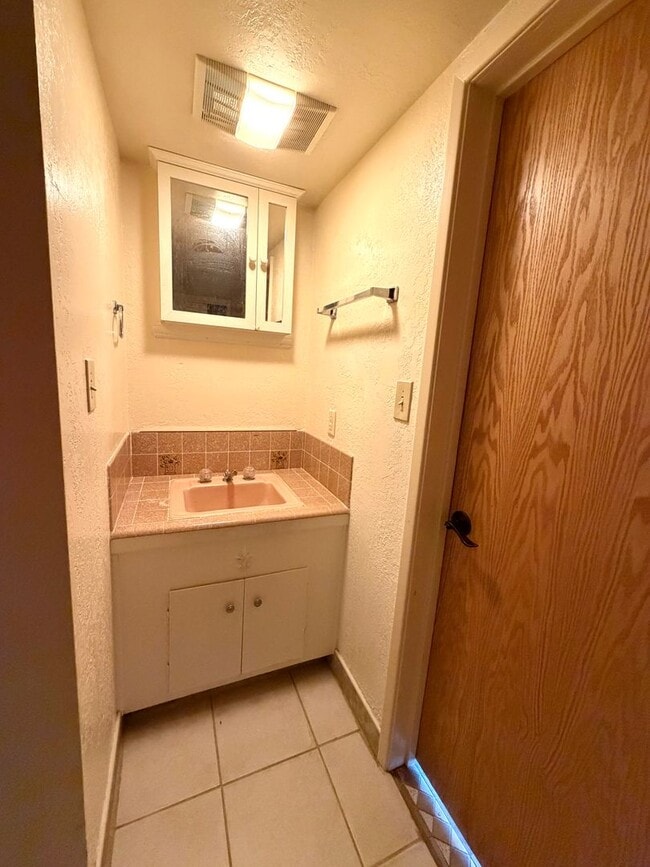 Building Photo - Cozy 2 Bedroom 1.5 Bathroom