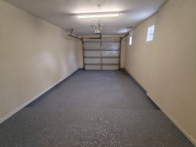 Building Photo - Beautiful 3 Bedroom, 2 Bathroom Townhome with Garage – Pet Friendly!