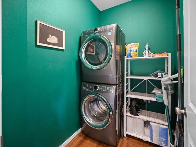 Building Photo - Desirable Kendall Yards Townhouse – Modern...