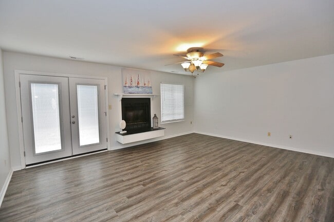 Building Photo - Beautifully Updated Townhome In Ocean Lake...