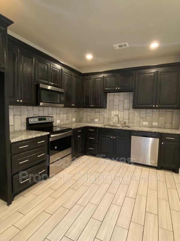 Building Photo - 301 E Willingham St