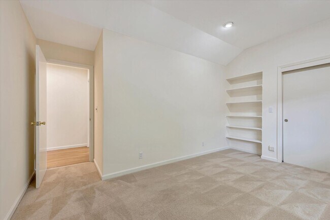 Building Photo - 954 Russell Ave