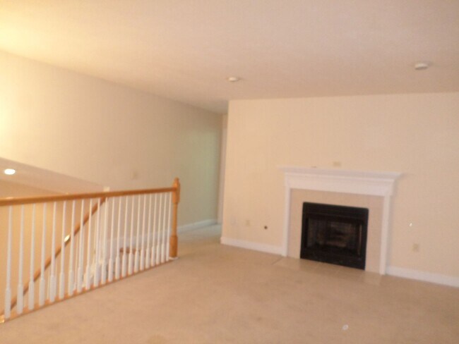 Building Photo - 4 bedroom 3 bath Townhouse