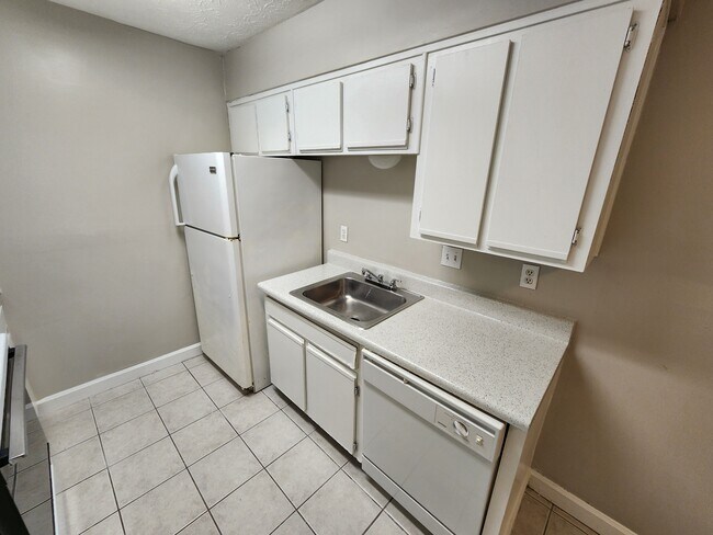 Building Photo - 9400 Roberts Dr