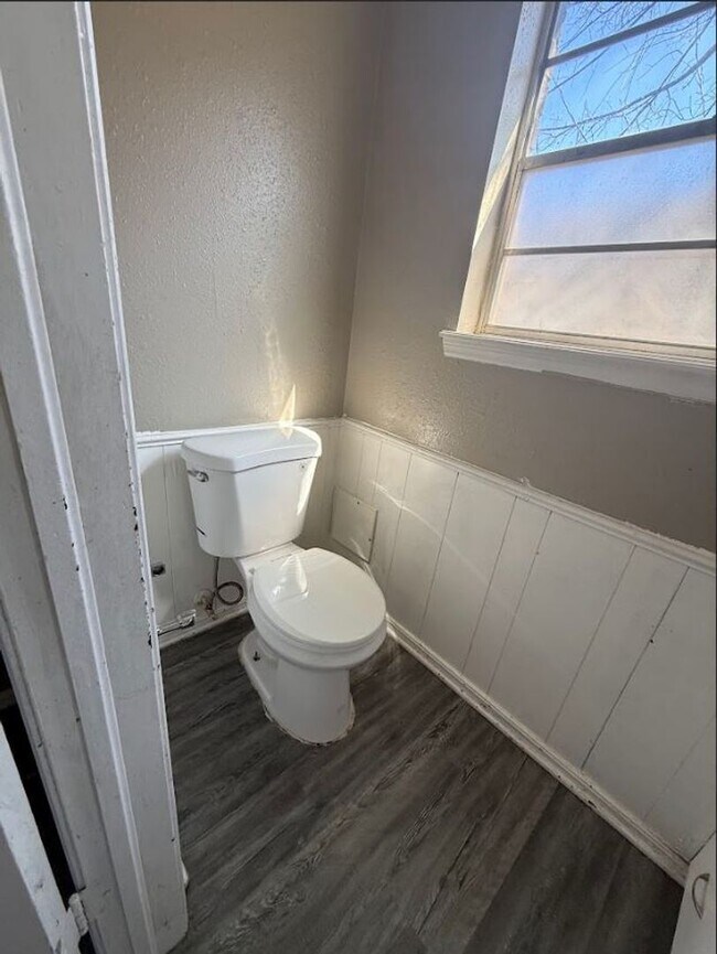 Building Photo - Charming 5 Bedroom House