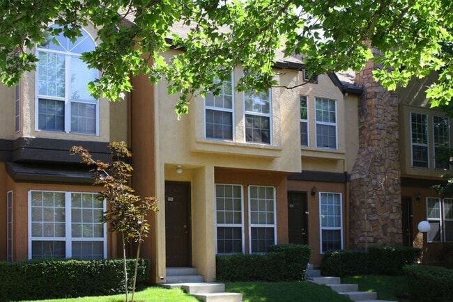 Building Photo - 2 Bed 1.5 Bath End Unit Townhome!