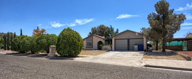 Building Photo - Spacious family home in a great neighborhood