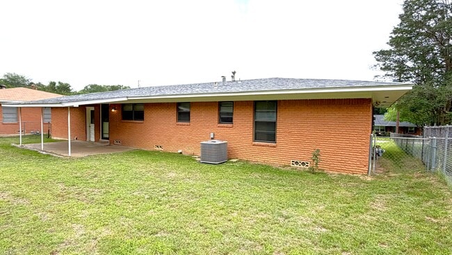 Building Photo - 1805 Waterloo Ave