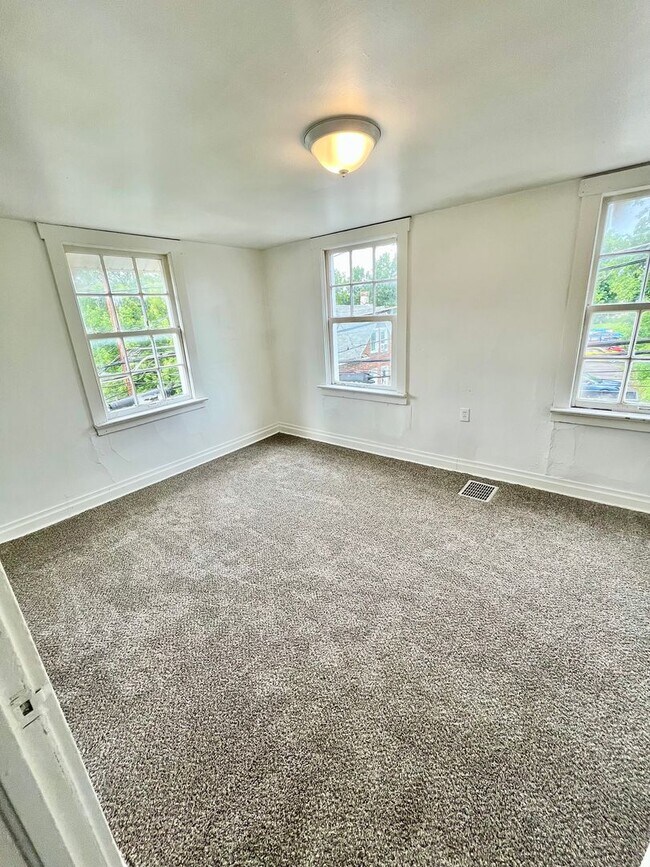 Building Photo - 2 Bedroom Single-Family Home in Bellefonte – Available August 1