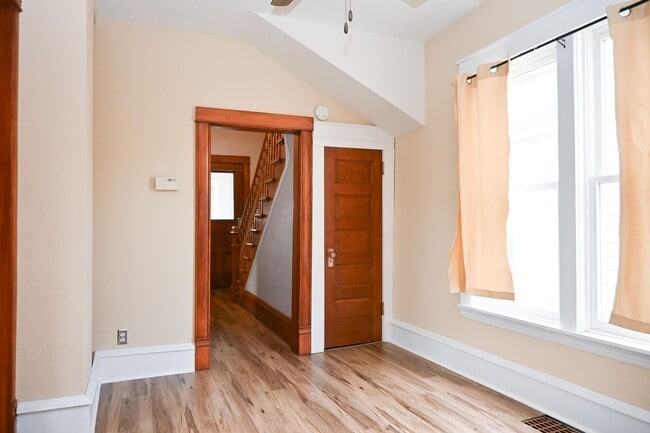 Building Photo - Gorgeous 3 Bed 1 Bath Home! Updated Applia...