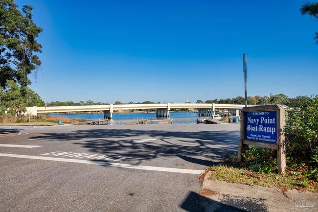 Building Photo - 303 SE Gilliland Rd