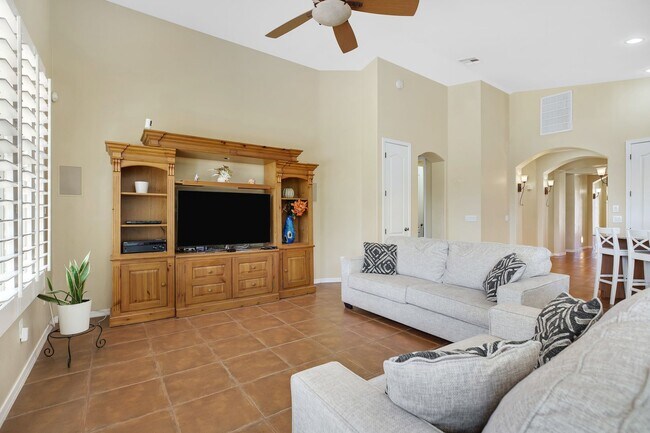 Building Photo - Charming Home with heated Pool & Spa! Amaz...