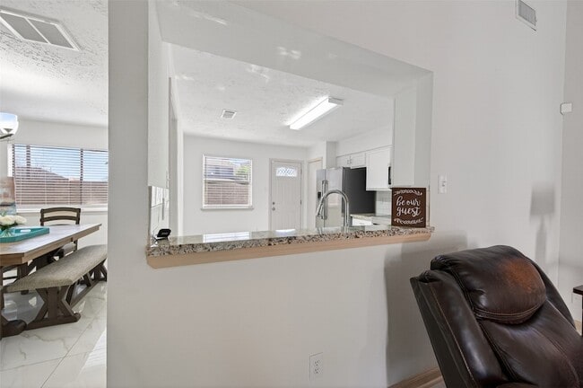 Building Photo - 10726 Village Trail Dr