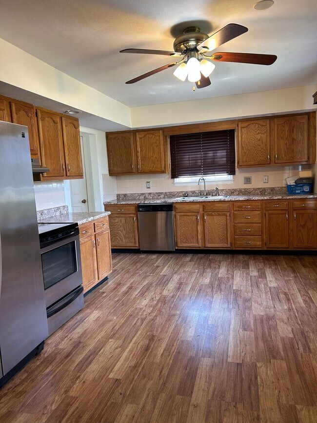 Building Photo - 302 Salem St