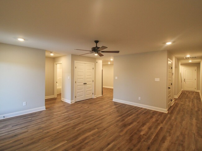 Building Photo - MOVE IN Special - 1st Month Rent FREE - Ca...