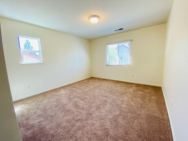 Building Photo - Spacious and Beautiful Home Close to a Huge Park