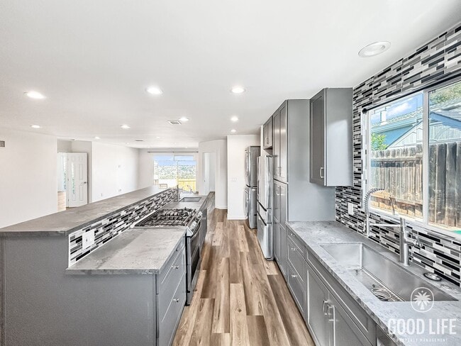 Building Photo - Beautiful 3BD/2BA W/ Updated Kitchen and A...