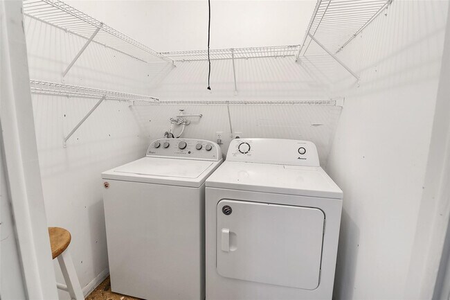 Building Photo - 580 Normandy Ln