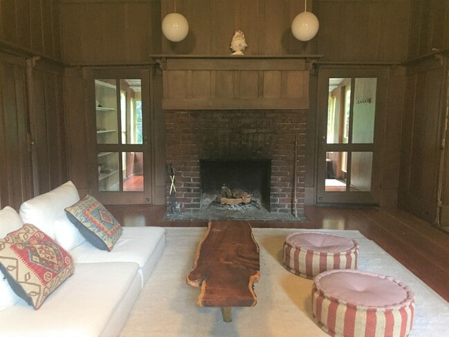 Building Photo - Classic Mill Valley 3 Bedroom Home