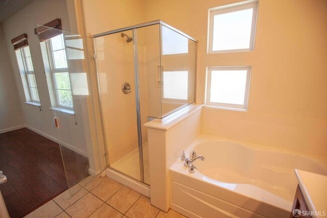 Building Photo - Beautiful updated 3-level, 3BR2.5BA and 2-car garage townhome!