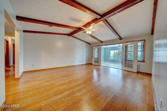 Building Photo - 2422 Thames Dr