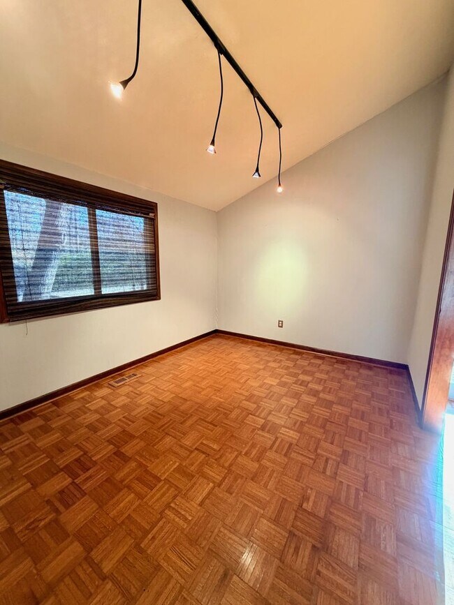 Building Photo - 103 Chestnut Ridge