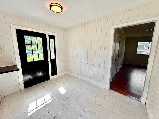 Building Photo - 325 Marilyn Dr