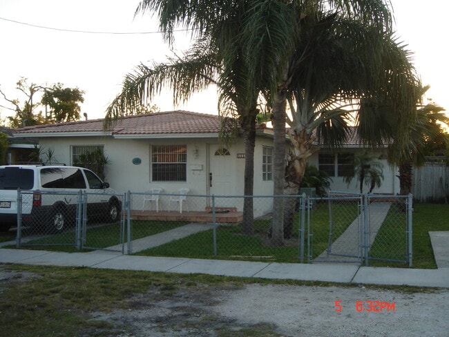 Building Photo - 1112 SW 78th Ct
