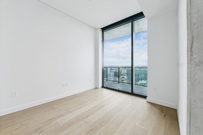 Building Photo - 610 Davis St