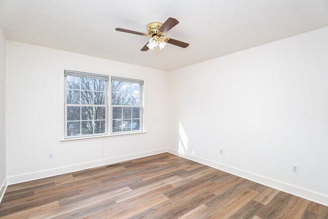 Building Photo - Welcome to this 3 bedroom, 2.5 bathroom to...