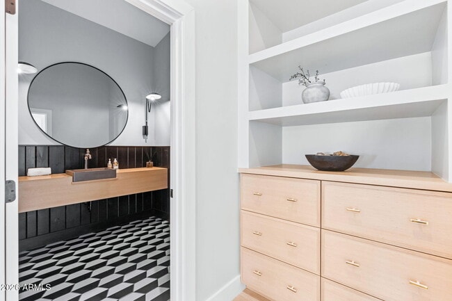 Building Photo - 3842 E San Miguel Ave