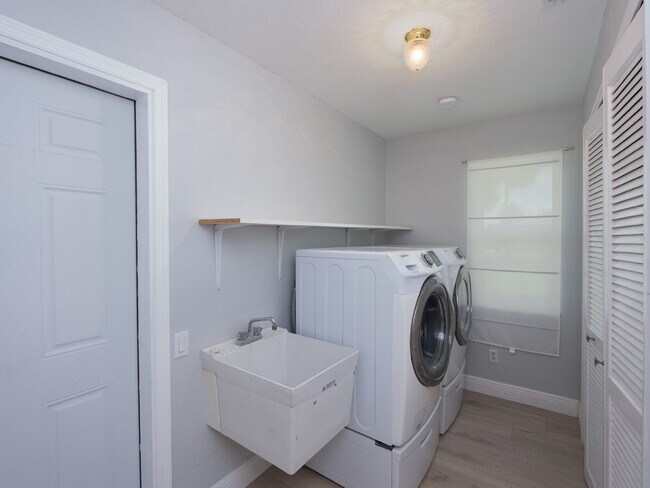 Building Photo - 3 BEDROOM • 2 BATHROOM • PRIVATE POOL • WATERFRONT • BOAT LIFT • ZERO DEPOSIT MOVE-IN AVAILABLE