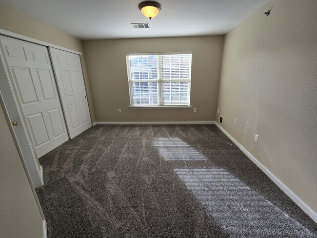 Building Photo - Fresh 2 bedroom, 2 bathroom condo located in Meadows on the Parkway in the heart of Boulder.