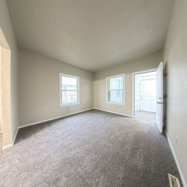 Building Photo - 2 Bedroom 1 Bathroom Fresh Carpet