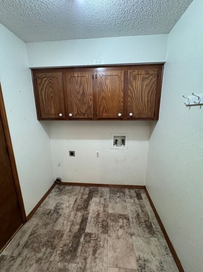 Building Photo - 8401 Woodhue Dr