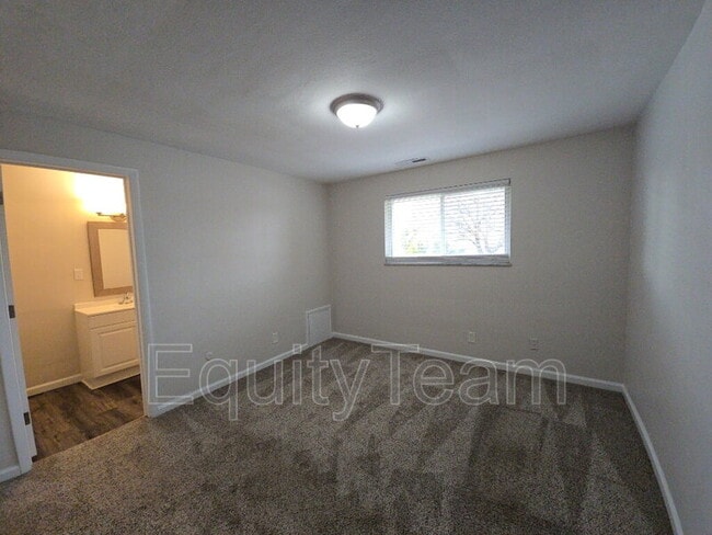 Building Photo - 202 N 10th St