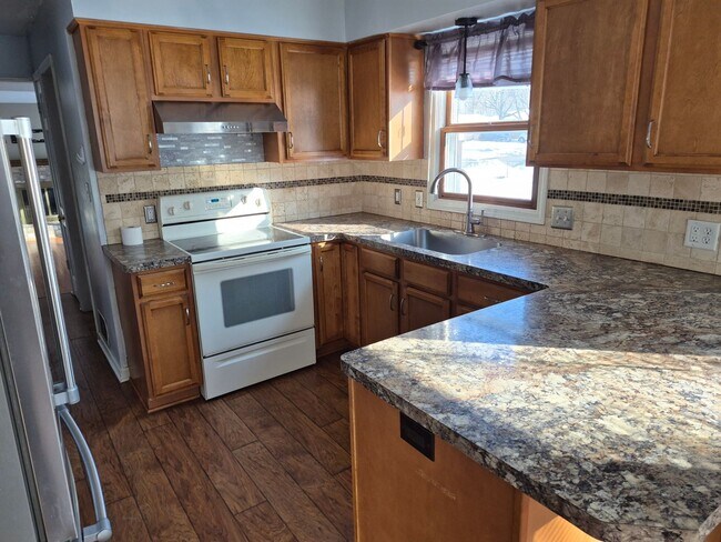 Building Photo - Charming 3 Bedroom Home